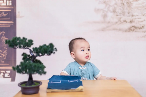 邵东怀孕肚子中间凹两边凸